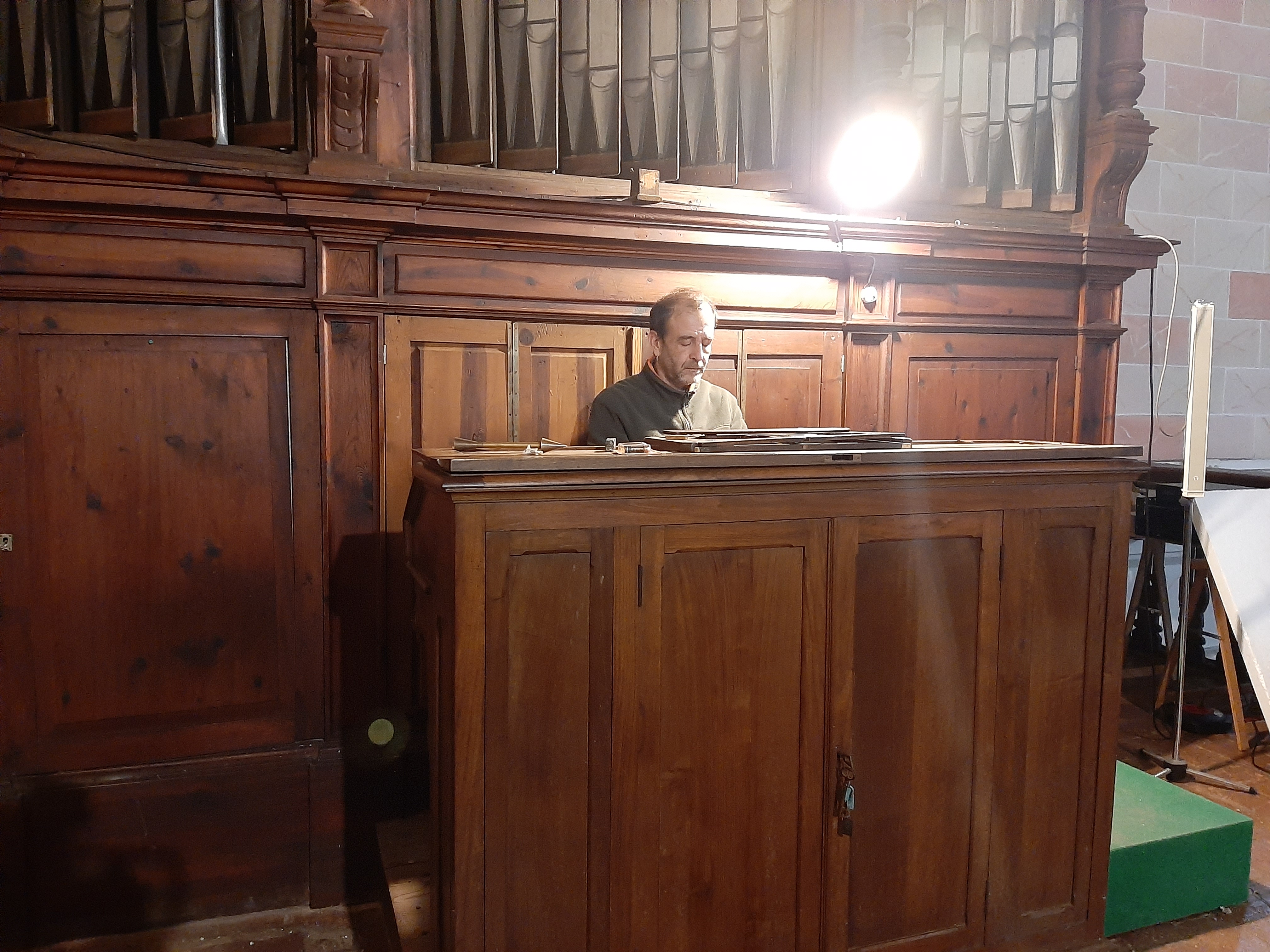 Jorge Méndez tocant l'orgue de l'església de Santa Bàrbara - Tere Giné